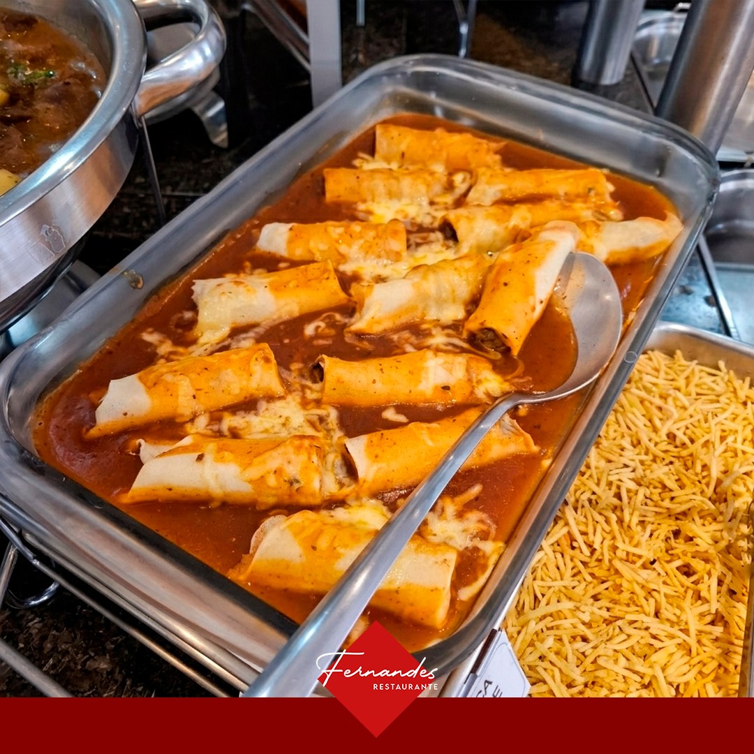 Massa recheada ao molho no buffet