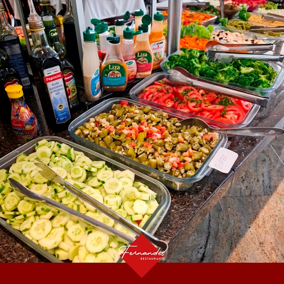 Seleção de saladas frescas no buffet
